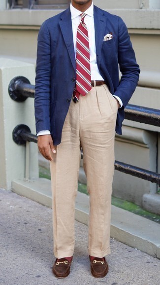 Как носить темно-синий пиджак с коричневыми замшевыми лоферами мужчине лето: Темно-синий пиджак в сочетании с бежевыми льняными классическими брюками позволит создать стильный классический образ. В паре с этим образом органично будут выглядеть коричневые замшевые лоферы. Переносить изнуряющий летний зной в таком ансамбле будет намного легче.