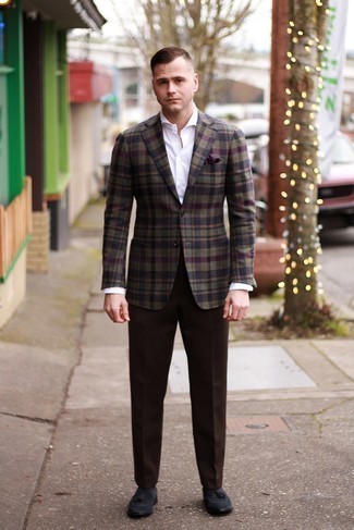 С чем носить оливковый пиджак в шотландскую клетку в 30 лет мужчине в деловом стиле: Оливковый пиджак в шотландскую клетку и темно-коричневые классические брюки позволят создать выразительный мужской образ. В паре с этим луком гармонично будут выглядеть темно-синие замшевые лоферы с кисточками.