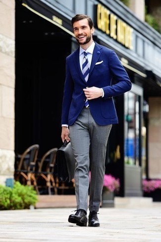 Как носить темно-синий пиджак с серыми классическими брюками мужчине лето: Темно-синий пиджак и серые классические брюки помогут создать выразительный мужской образ. В паре с этим луком наиболее уместно выглядят черные кожаные оксфорды. Подобное сочетание дарит комфорт в настоящий зной и уверенность в том, что ты выглядишь на все сто.