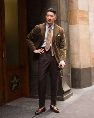С чем носить коричневый вельветовый пиджак мужчине в деловом стиле: Сочетание коричневого вельветового пиджака и темно-коричневых классических брюк — превосходный пример делового городского стиля. Очень выигрышно здесь будут выглядеть коричневые кожаные лоферы с кисточками.