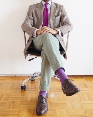 С чем носить пурпурные носки в 30 лет мужчине лето в деловом стиле: Если ты делаешь ставку на комфорт и практичность, бежевый пиджак в шотландскую клетку и пурпурные носки — великолепный выбор для стильного мужского лука на каждый день. Боишься выглядеть неаккуратно? Закончи этот лук темно-коричневыми кожаными брогами. Подобный лук выглядит очень стильно и по-летнему.