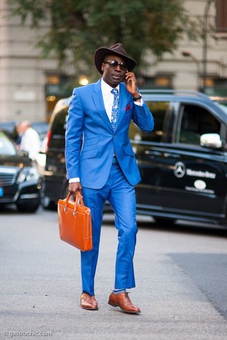 Какие классические рубашки носить с коричневыми брогами: Классическая рубашка в паре с синими классическими брюками позволит создать незабываемый мужской лук. Любишь экспериментировать? Тогда дополни лук коричневыми брогами.