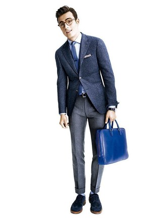 Как носить темно-синий пиджак с серыми классическими брюками в 30 лет мужчине: Темно-синий пиджак в паре с серыми классическими брюками — великолепный пример строгого делового стиля. Создать интересный контраст с остальными вещами из этого образа помогут темно-синие замшевые броги.