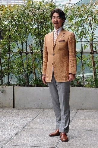 С чем носить коричневые кожаные монки за 40 лет: Табачный пиджак в паре с серыми классическими брюками поможет воплотить строгий деловой стиль. Пара коричневых кожаных монок поможет сделать лук цельным.