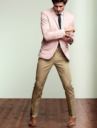 С чем носить розовую куртку мужчине: Розовая куртка и светло-коричневые классические брюки — прекрасный выбор для светского мероприятия. Теперь почему бы не привнести в повседневный ансамбль немного изысканности с помощью коричневых кожаных оксфордов?