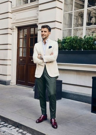 С чем носить темно-зеленые классические брюки мужчине: Несмотря на то, что это довольно-таки сдержанный лук, тандем бежевого пиджака и темно-зеленых классических брюк приходится по душе джентльменам, неизбежно покоряя при этом сердца прекрасных дам. Что же до обуви, темно-красные кожаные монки с двумя ремешками — наиболее выигрышный вариант.