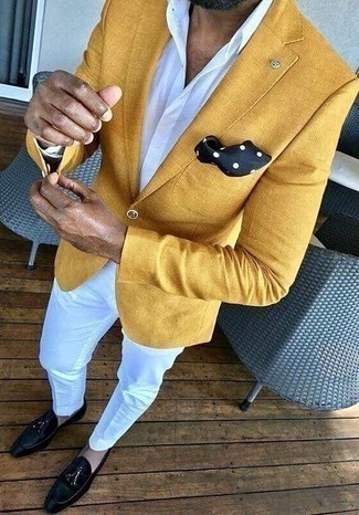 Какие классические брюки носить с желтым пиджаком мужчине: Желтый пиджак и классические брюки помогут создать запоминающийся мужской образ. В тандеме с этим образом наиболее уместно будут смотреться черные бархатные лоферы с кисточками.