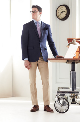 С чем носить темно-пурпурный галстук мужчине: Сочетание темно-синего пиджака и темно-пурпурного галстука позволит составить модный и привлекательный ансамбль. Такой лук несложно адаптировать к повседневным реалиям, если надеть в паре с ним коричневые кожаные туфли дерби.