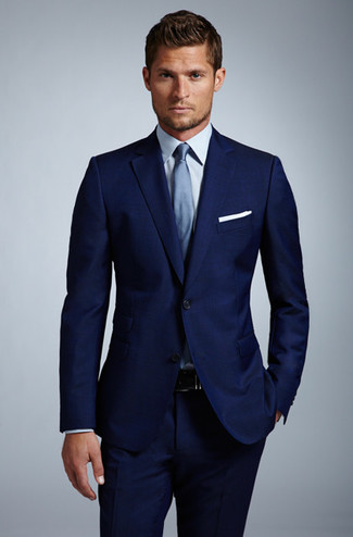 Модный лук: темно-синий пиджак, голубая классическая рубашка, темно-синие классические брюки, голубой шелковый галстук