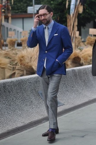 Какие оксфорды носить с темно-синим пиджаком в теплую погоду: Несмотря на то, что это классический образ, тандем темно-синего пиджака и серых классических брюк неизменно нравится джентльменам, а также пленяет дамские сердца. Пара оксфордов позволит сделать лук более цельным.