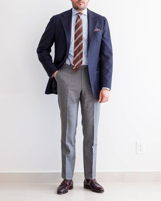С чем носить коричневый галстук мужчине лето: Темно-синий пиджак и коричневый галстук — хороший вариант для выхода в свет. Создать выразительный контраст с остальными элементами этого лука помогут темно-красные кожаные туфли дерби. В таком сочетании тебе будет максимально комфортно, когда за окном 25 градусов жары, а то и больше.