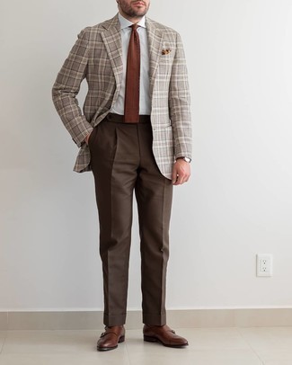 С чем носить темно-коричневые классические брюки в 30 лет мужчине в теплую погоду: Для создания элегантного вечернего лука отлично подойдет коричневый пиджак в шотландскую клетку и темно-коричневые классические брюки. Вкупе с этим ансамблем прекрасно выглядят коричневые кожаные монки с двумя ремешками.