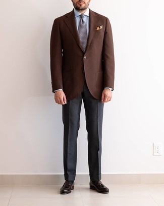 Как носить темно-коричневый шерстяной пиджак с серыми классическими брюками мужчине в теплую погоду: Темно-коричневый шерстяной пиджак и серые классические брюки помогут создать элегантный мужской лук. Темно-коричневые кожаные лоферы с кисточками становятся отличным дополнением к твоему луку.