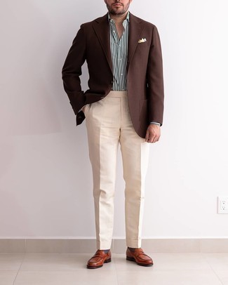Как носить бело-темно-синюю классическую рубашку в вертикальную полоску с светло-коричневыми классическими брюками мужчине: Бело-темно-синяя классическая рубашка в вертикальную полоску и светло-коричневые классические брюки — must have вещи в строгом мужском гардеробе. Табачные кожаные лоферы — беспроигрышный вариант, чтобы завершить лук.