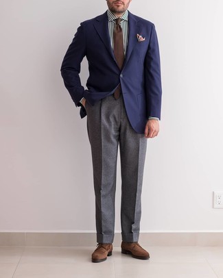С чем носить темно-коричневый галстук в 30 лет мужчине в деловом стиле: Комбо из темно-синего пиджака и темно-коричневого галстука позволит создать стильный и привлекательный ансамбль. Закончи лук коричневыми замшевыми туфлями дерби, если боишься, что он получится слишком формальным.
