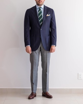 С чем носить темно-зеленый галстук в горизонтальную полоску мужчине в деловом стиле: Темно-синий пиджак и темно-зеленый галстук в горизонтальную полоску — неотъемлемые вещи в строгом мужском гардеробе. Вместе с этим ансамблем прекрасно будут выглядеть темно-коричневые кожаные лоферы.