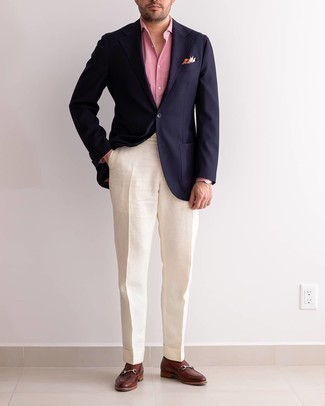 Как носить темно-коричневые кожаные лоферы с темно-синим пиджаком в 30 лет мужчине лето: Темно-синий пиджак в сочетании с белыми льняными классическими брюками — воплощение делового городского стиля. Очень уместно здесь выглядят темно-коричневые кожаные лоферы. Разумеется, подобный образ будет хорошим вариантом для жаркой погоды.