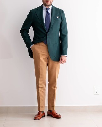 Какие классические брюки носить с темно-зеленым пиджаком мужчине: Сочетание темно-зеленого пиджака и классических брюк поможет примерить на себя строгий деловой стиль. Что до обуви, заверши образ табачными кожаными лоферами.