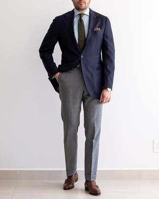 С чем носить серые классические брюки мужчине: Темно-синий пиджак и серые классические брюки — беспроигрышный образ для выхода в свет. Пара коричневых кожаных монок с двумя ремешками свяжет лук воедино.