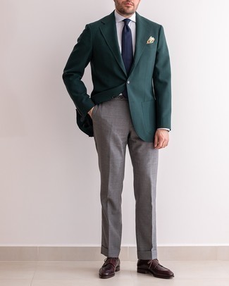 Какие туфли дерби носить с темно-зеленым пиджаком: Комбо из темно-зеленого пиджака и серых классических брюк — отличный пример делового городского стиля. Вкупе с этим ансамблем выигрышно будут выглядеть туфли дерби.