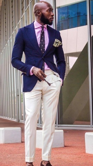 Как носить розовую классическую рубашку с темно-синим пиджаком мужчине лето в деловом стиле: Сочетание темно-синего пиджака и розовой классической рубашки выглядит очень мужественно и элегантно. В сочетании с этим луком наиболее гармонично смотрятся темно-коричневые замшевые лоферы. Пережить мучительный летний зной в таком луке будет намного легче.
