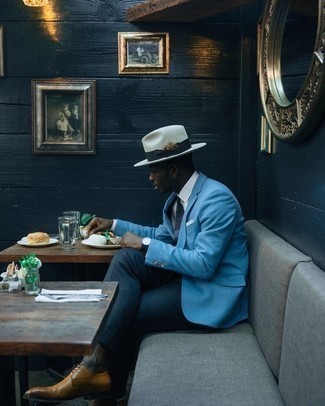 С чем носить белую шляпу мужчине в деловом стиле: Голубой пиджак и белая шляпа — прекрасная формула для воплощения приятного и удобного ансамбля. Если ты любишь смелые настроения в своих луках, заверши этот светло-коричневыми кожаными туфлями дерби.