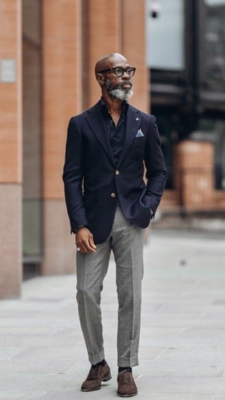 С чем носить коричневые замшевые оксфорды за 50 лет в теплую погоду: Темно-синий пиджак и серые классические брюки — великолепный вариант для выхода в свет. Вместе с этим образом прекрасно будут смотреться коричневые замшевые оксфорды.