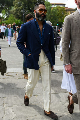 С чем носить пиджак за 50 лет мужчине: Пиджак в паре с белыми классическими брюками позволит создать выразительный мужской образ. Очень кстати здесь выглядят темно-коричневые лоферы из плотной ткани.