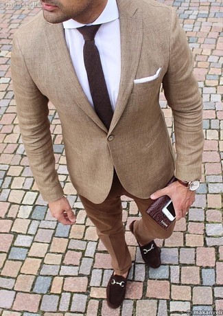 С чем носить темно-коричневый галстук в 30 лет мужчине в деловом стиле: Комбо из светло-коричневого пиджака и темно-коричневого галстука позволит создать эффектный мужской лук. Тебе нравятся незаурядные сочетания? Заверши свой лук темно-коричневыми замшевыми лоферами.
