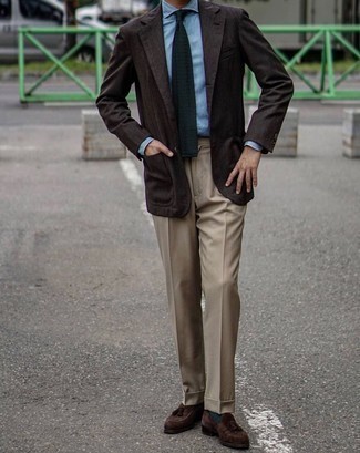 Какие лоферы с кисточками носить с светло-коричневыми классическими брюками в теплую погоду: Темно-коричневый пиджак и светло-коричневые классические брюки — хороший пример элегантного мужского стиля в одежде. В сочетании с этим ансамблем наиболее выгодно смотрятся лоферы с кисточками.