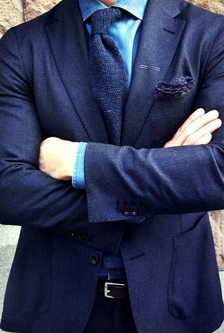 Модный лук: темно-синий шерстяной пиджак, синяя классическая рубашка из шамбре, темно-синие классические брюки, темно-синий шерстяной галстук