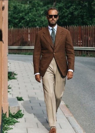С чем носить коричневый пиджак мужчине в теплую погоду: Коричневый пиджак и бежевые классические брюки — отличный вариант для светского мероприятия. Коричневые замшевые лоферы с кисточками — отличный вариант, чтобы закончить лук.