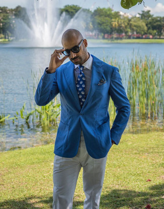 С чем носить синий пиджак мужчине в деловом стиле: Несмотря на то, что это классический лук, тандем синего пиджака и белых классических брюк приходится по вкусу стильным молодым людям, а также пленяет дамские сердца.