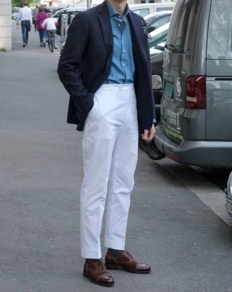 С чем носить табачные замшевые оксфорды в 30 лет в теплую погоду: Темно-синий пиджак и белые классические брюки — замечательный пример элегантного стиля в одежде. Табачные замшевые оксфорды становятся отличным завершением твоего образа.