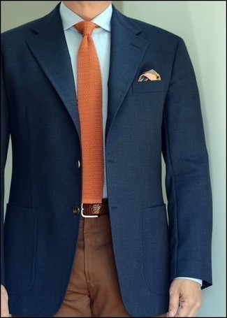 С чем носить оранжевый нагрудный платок с принтом: Темно-синий пиджак и оранжевый нагрудный платок с принтом — превосходная формула для воплощения приятного и практичного образа.