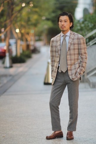 Какие пиджаки носить с темно-коричневыми лоферами в 30 лет мужчине в деловом стиле: Пиджак и серые классические брюки помогут создать элегантный мужской образ. Темно-коричневые лоферы становятся хорошим дополнением к твоему образу.