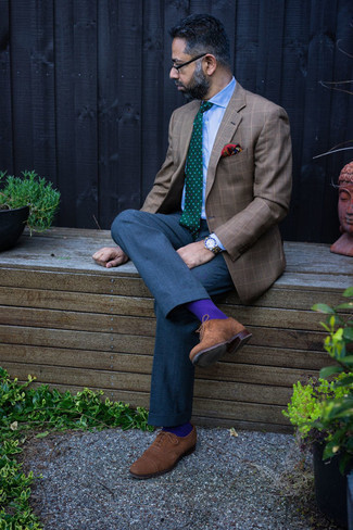 С чем носить темно-зеленый галстук в горошек за 50 лет мужчине в деловом стиле: Коричневый пиджак в клетку и темно-зеленый галстук в горошек — хороший пример элегантного стиля. В сочетании с коричневыми замшевыми оксфордами такой лук смотрится особенно выгодно.