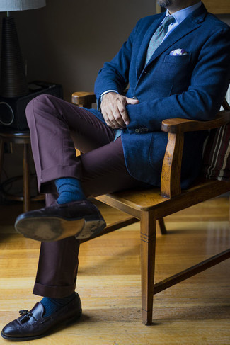 С чем носить темно-синие носки мужчине: Темно-синий пиджак и темно-синие носки — прекрасный образ для активного выходного дня. Боишься выглядеть слишком небрежно? Закончи этот лук темно-коричневыми кожаными лоферами с кисточками.