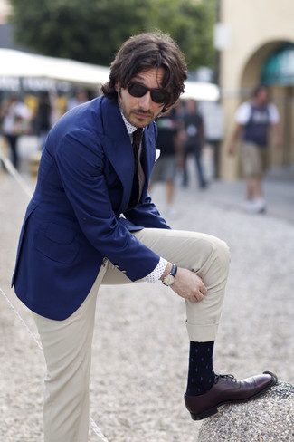 С чем носить табачные кожаные оксфорды: Темно-синий пиджак в сочетании с бежевыми классическими брюками поможет воплотить изысканный мужской стиль. Табачные кожаные оксфорды — беспроигрышный выбор, чтобы завершить ансамбль.