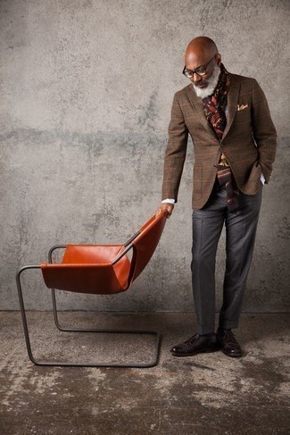 Как носить темно-коричневый шерстяной пиджак с серыми классическими брюками за 50 лет мужчине в теплую погоду в деловом стиле: Темно-коричневый шерстяной пиджак в сочетании с серыми классическими брюками позволит исполнить элегантный стиль. Темно-коричневые кожаные туфли дерби — отличный вариант, чтобы завершить ансамбль.