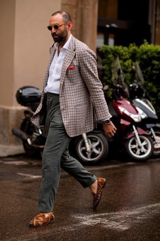 Какие лоферы носить с разноцветным пиджаком мужчине в деловом стиле: Разноцветный пиджак в паре с темно-зелеными классическими брюками — хороший пример делового городского стиля. Пара лоферов великолепно гармонирует с остальными элементами образа.
