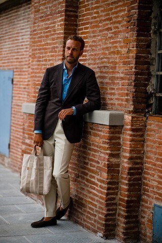 Как носить коричневый пиджак с светло-коричневыми классическими брюками мужчине: Коричневый пиджак и светло-коричневые классические брюки — беспроигрышный выбор для светского мероприятия. Что же до обуви, темно-коричневые замшевые лоферы — наиболее выигрышный вариант.