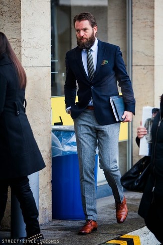 С чем носить темно-сине-желтый галстук в вертикальную полоску мужчине: Темно-синий пиджак в паре с темно-сине-желтым галстуком в вертикальную полоску — прекрасный пример элегантного стиля. Очень выигрышно здесь будут смотреться табачные кожаные оксфорды.