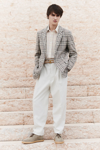 Как носить серый пиджак с белыми классическими брюками в 20 лет мужчине в стиле смарт-кэжуал: Комбо из серого пиджака и белых классических брюк позволит составить стильный и привлекательный лук. Завершив образ светло-коричневыми замшевыми ботинками дезертами, можно привнести в него немного непринужденности.
