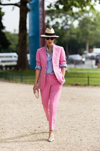С чем носить ярко-розовый пиджак в 30 лет женщине в деловом стиле: Составив наряд из ярко-розового пиджака и розовых классических брюк, получишь замечательный образ для неофициальных встреч после работы. В тандеме с этим ансамблем наиболее выгодно будут выглядеть серебряные кожаные туфли.