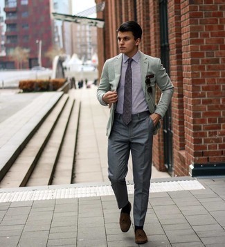 С чем носить темно-серый галстук в горошек мужчине: Мятный пиджак и темно-серый галстук в горошек позволят составить эффектный мужской образ. Весьма уместно здесь выглядят темно-коричневые замшевые лоферы с кисточками.