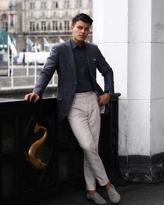 Какие классические брюки носить с темно-серой классической рубашкой в 30 лет мужчине: Темно-серая классическая рубашка в паре с классическими брюками — воплощение изысканного мужского стиля. Такой лук легко адаптировать к повседневным реалиям, если надеть в паре с ним серые замшевые лоферы.