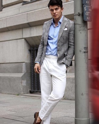 Как носить белые классические брюки с серым пиджаком в шотландскую клетку мужчине: Несмотря на то, что этот лук достаточно классический, дуэт серого пиджака в шотландскую клетку и белых классических брюк является постоянным выбором современных джентльменов, покоряя при этом сердца дамского пола. Что касается обуви, темно-коричневые замшевые лоферы — самый подходящий вариант.