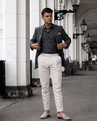 С чем носить темно-серый пиджак в клетку мужчине в деловом стиле: Сочетание темно-серого пиджака в клетку и белых классических брюк поможет создать стильный классический образ. Вместе с этим образом чудесно смотрятся серые замшевые лоферы.
