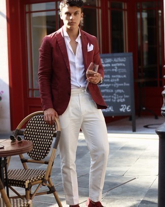 С чем носить замшевые мокасины мужчине в деловом стиле: Темно-красный пиджак в сочетании с белыми классическими брюками позволит примерить на себя строгий деловой стиль. Завершив лук замшевыми мокасинами, ты привнесешь в него немного беззаботства.